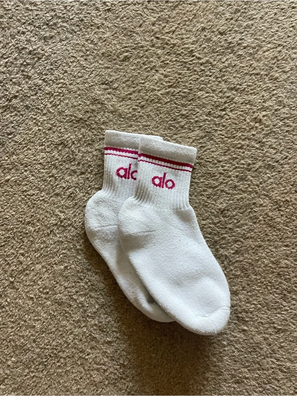 ALO Yoga Unisex Half–Crew Throwback Socks 🧦 White/Pink Summer Crush Size: M